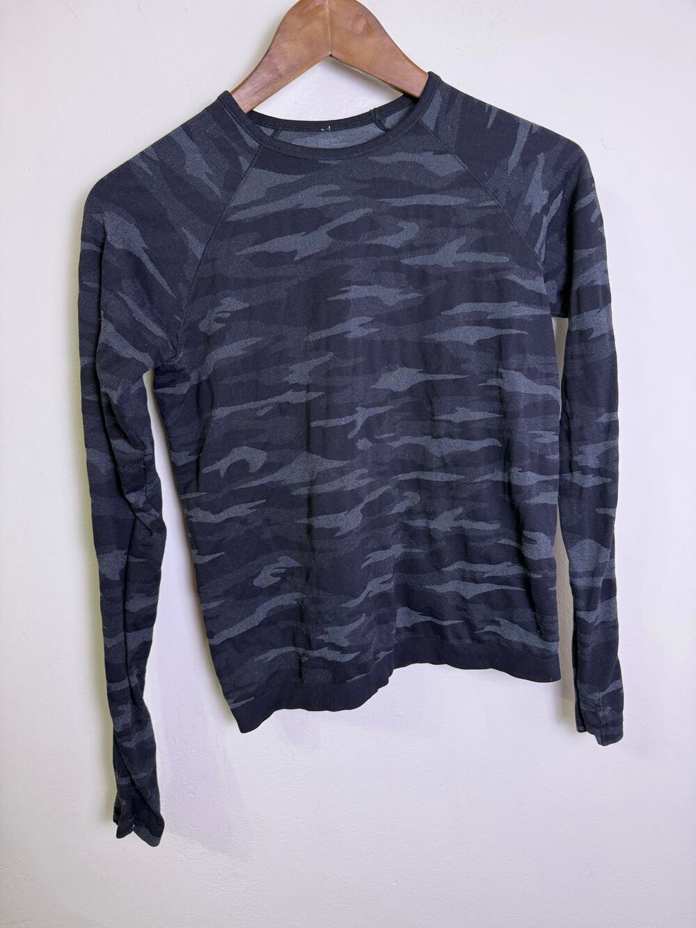 Athleta Girl Power Up Seamless Girl's L/12 Long Sleeve T Shirt Black Camo Run